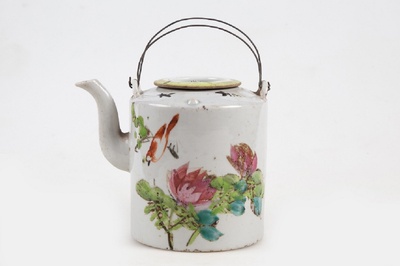 1918年拔土和款花鸟纹提梁瓷茶壶
