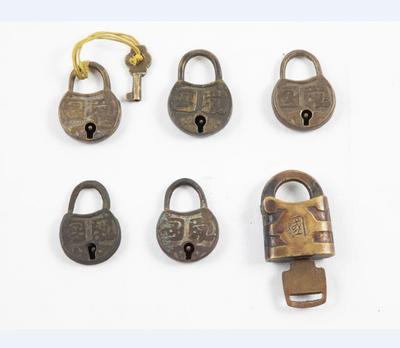 民国“爱国”字款提篮形铜锁